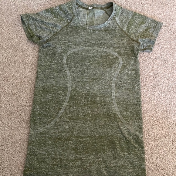 Green lulu lemon short sleeve - Picture 1 of 3